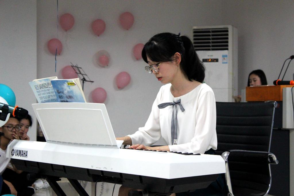如痴如醉的电子琴演奏