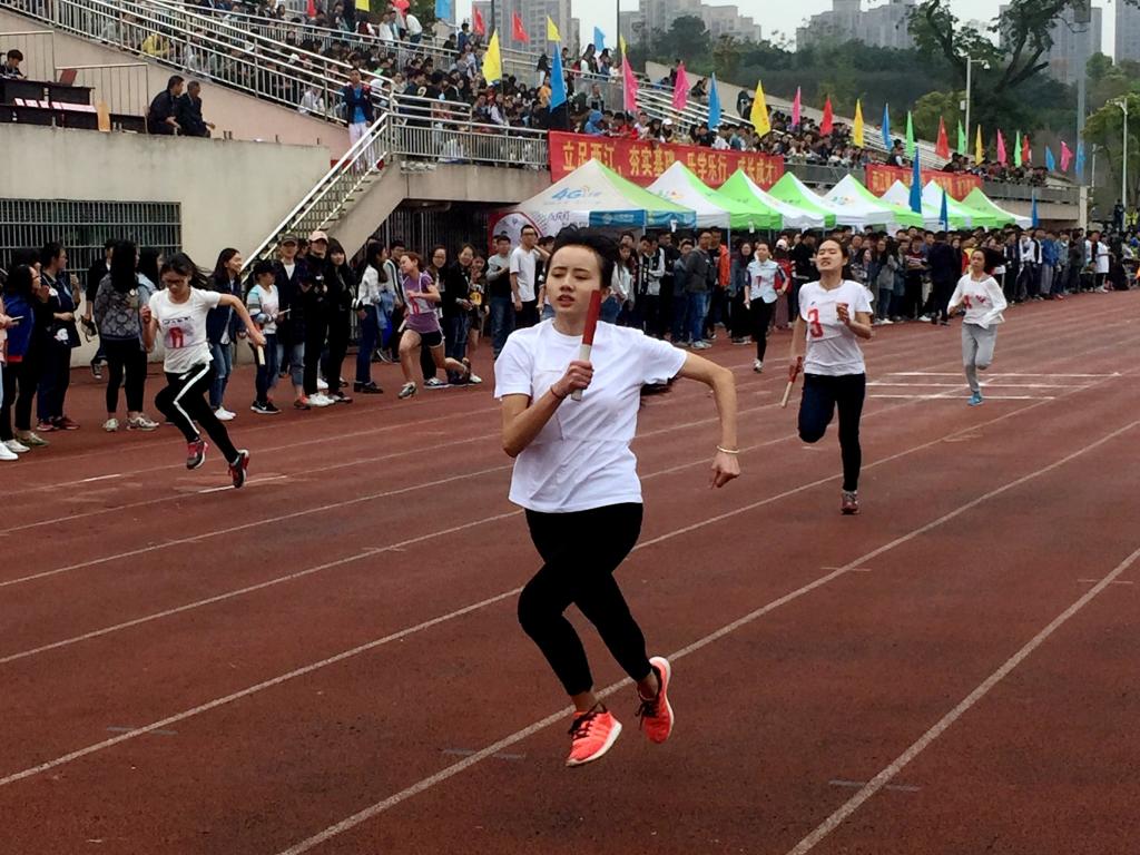 赛场上运动员奋力拼搏