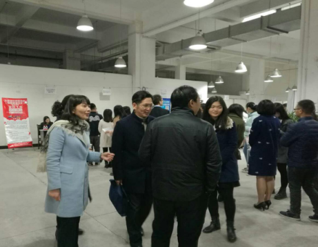 校党委副书记张晓洪到双选会现场指导工作
