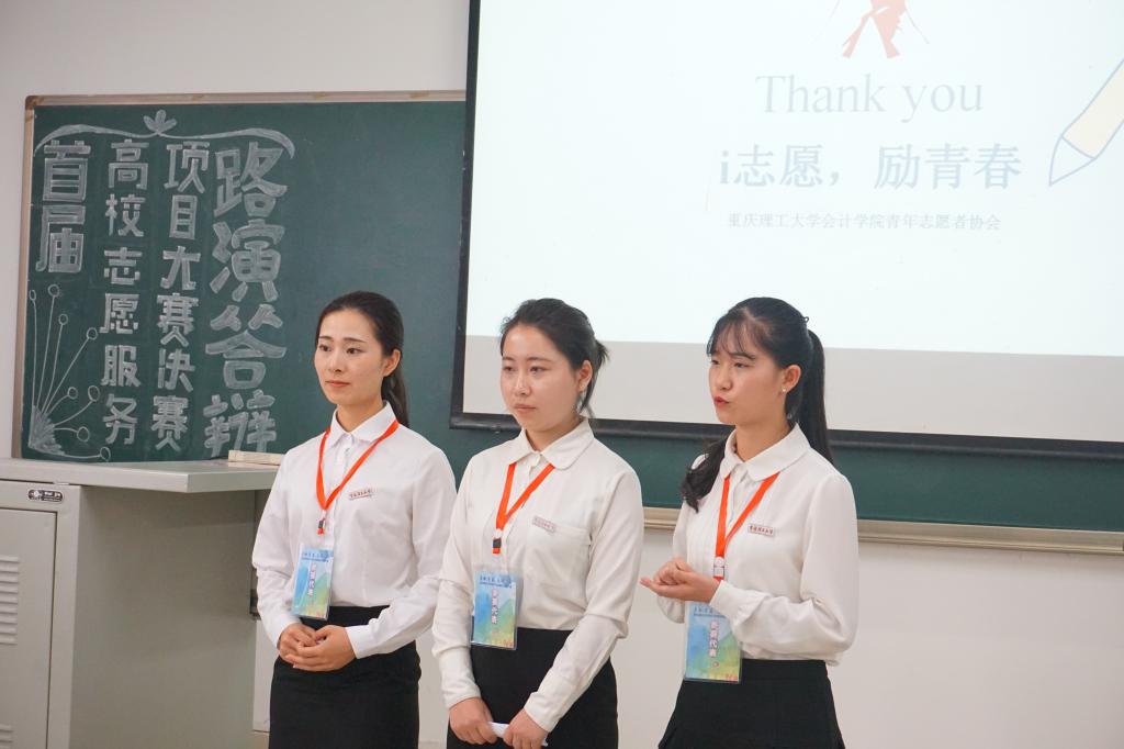 我院参赛队员认真进行答辩