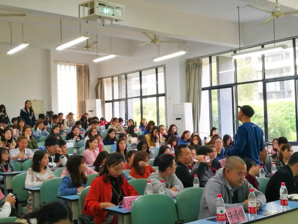 出席嘉宾与校友针对性地为现场同学解疑答惑