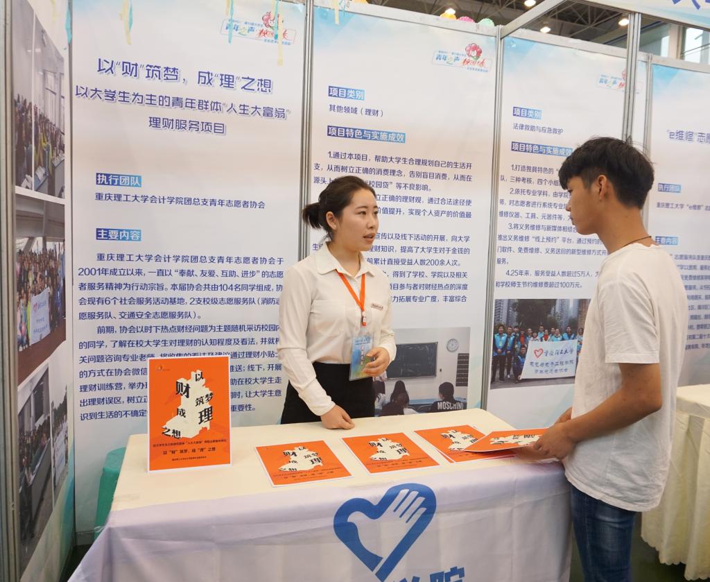 我院参赛队员为参观路演的同学进行讲解