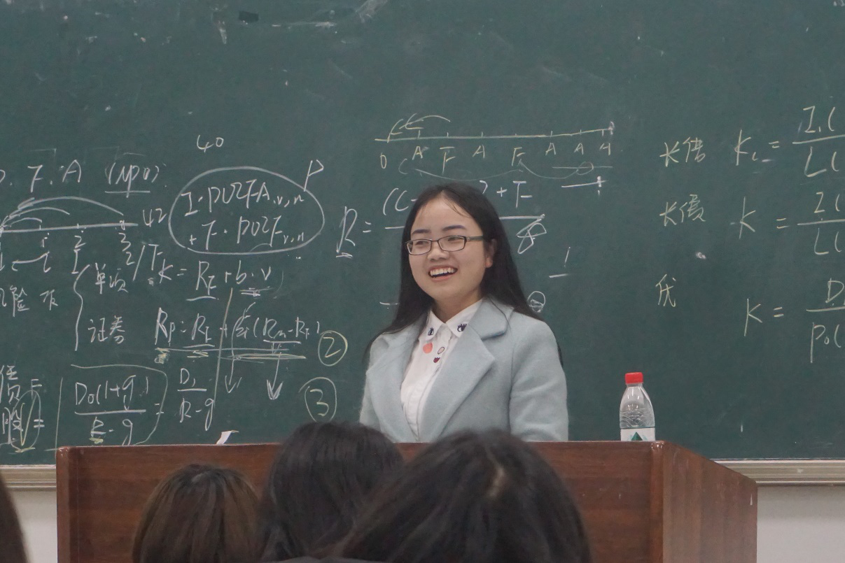 谢春同学在为同学们串讲知识框架