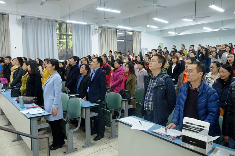 全体师生起立 奏唱中国人民共和国国歌