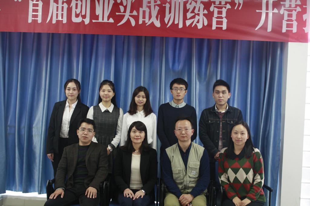 评选专家及获得者留影