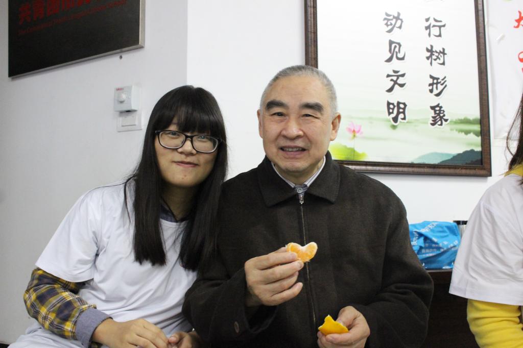 志愿者陪伴老人观看ppt