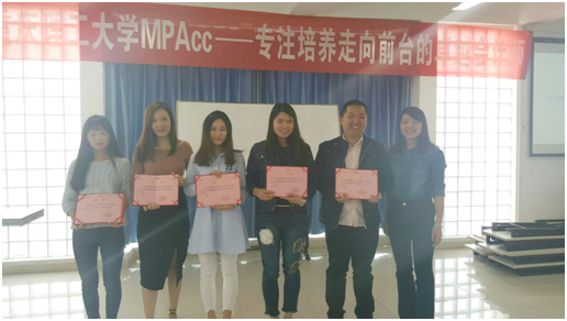 李书记给第九届研会代表颁发荣誉证书