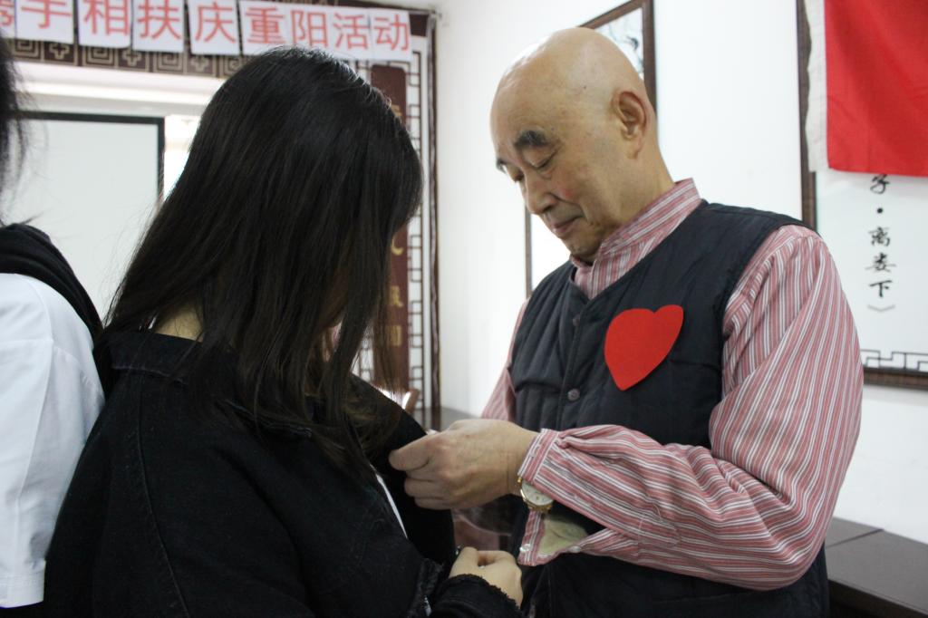 志愿者与受帮扶老人互挑爱心