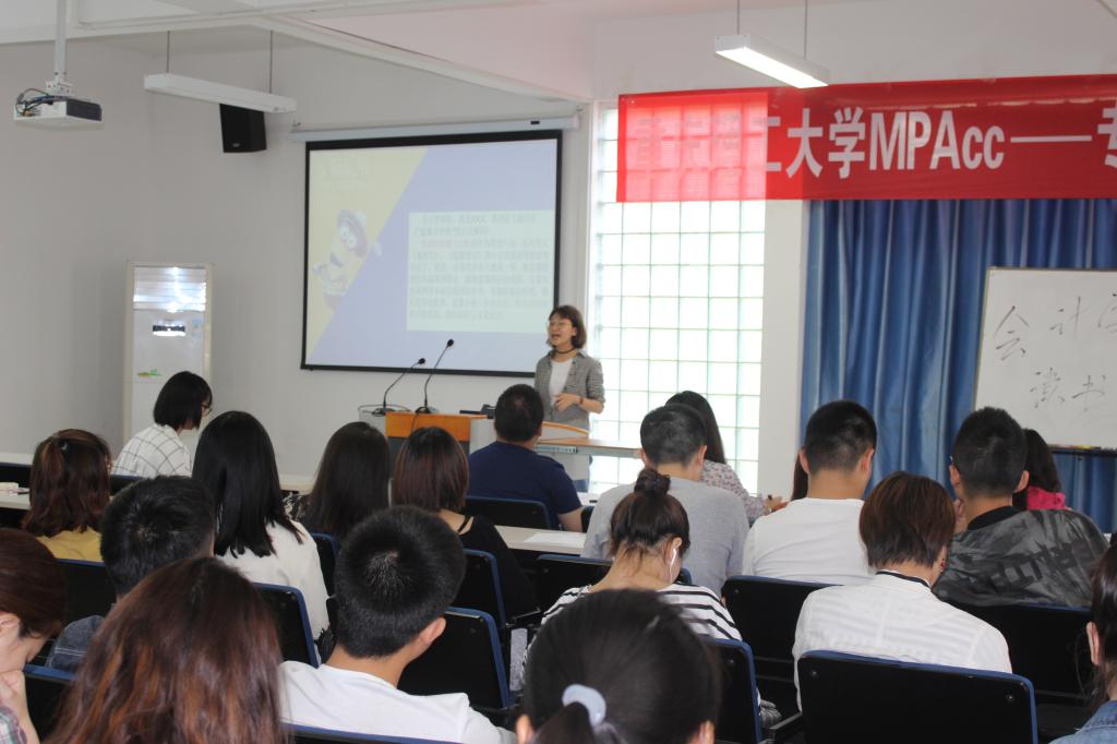 同学正在分享书籍