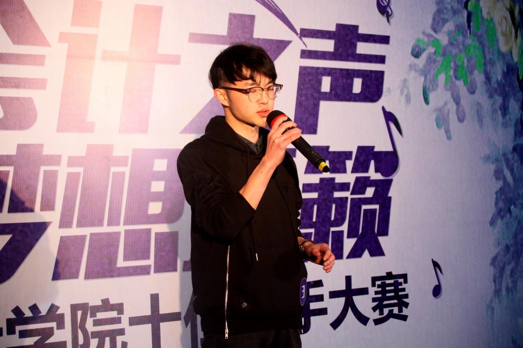 选手动情演唱瞬间
