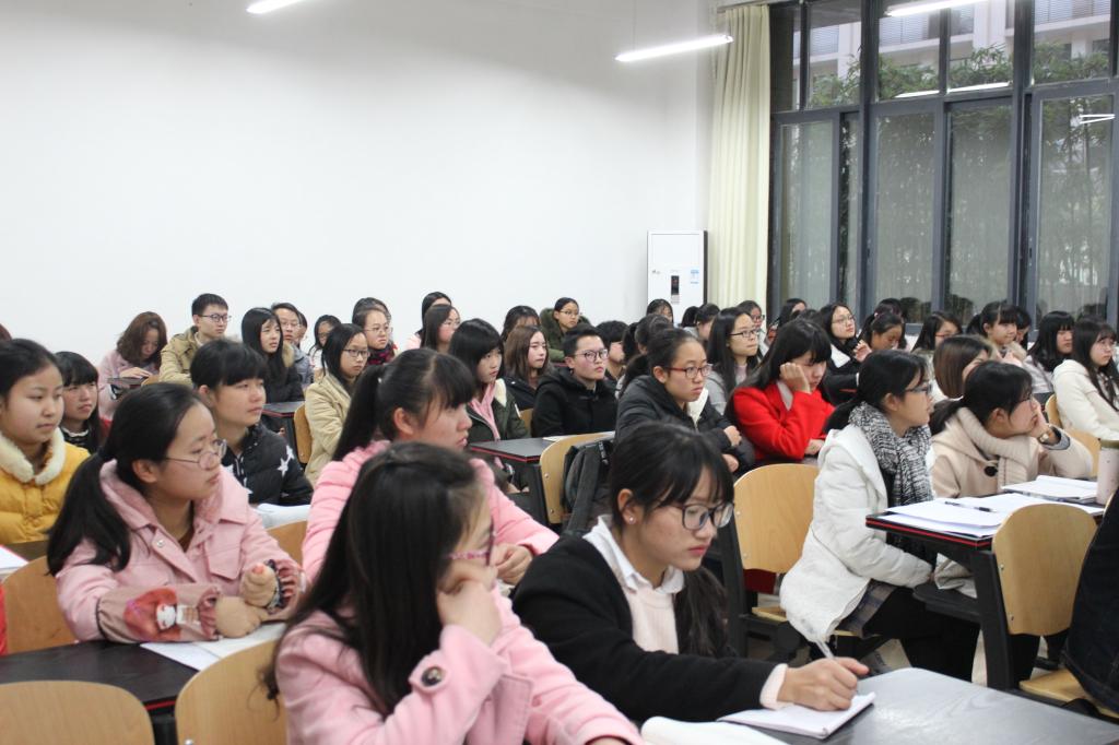 同学们专心聆听
