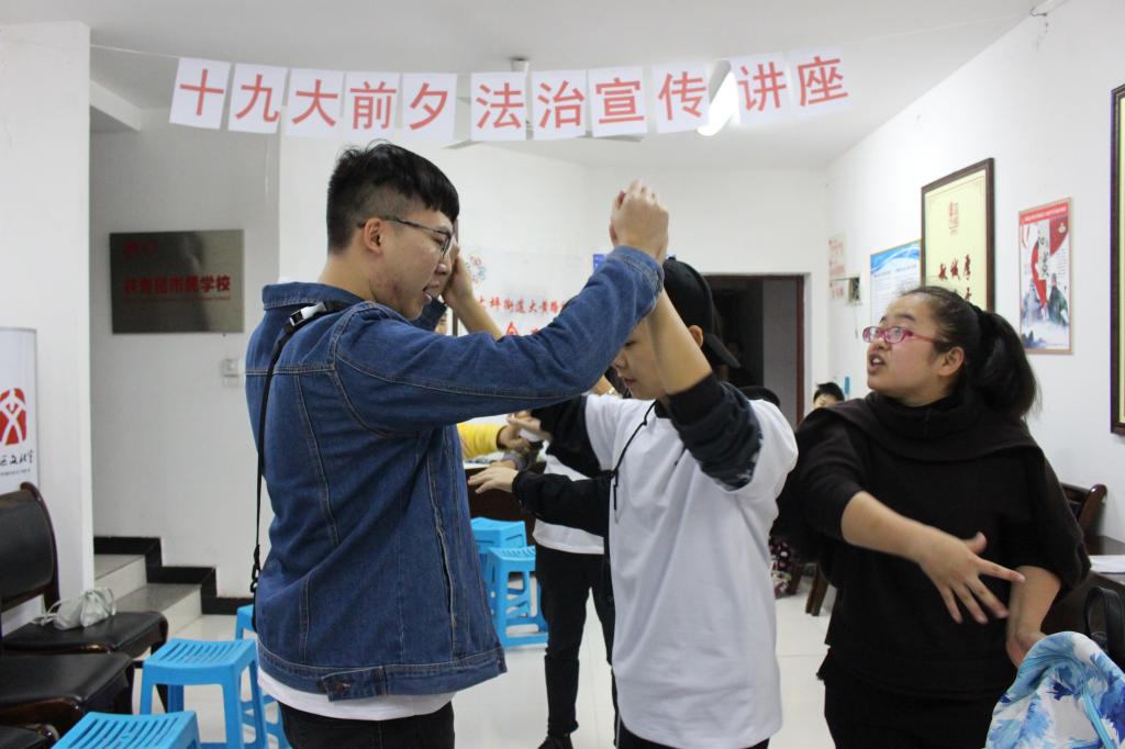 志愿者在社区老师指导下提前熟悉游戏