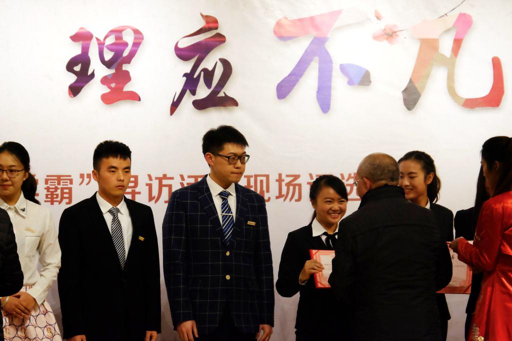 教务处处长廖林清为学霸颁奖