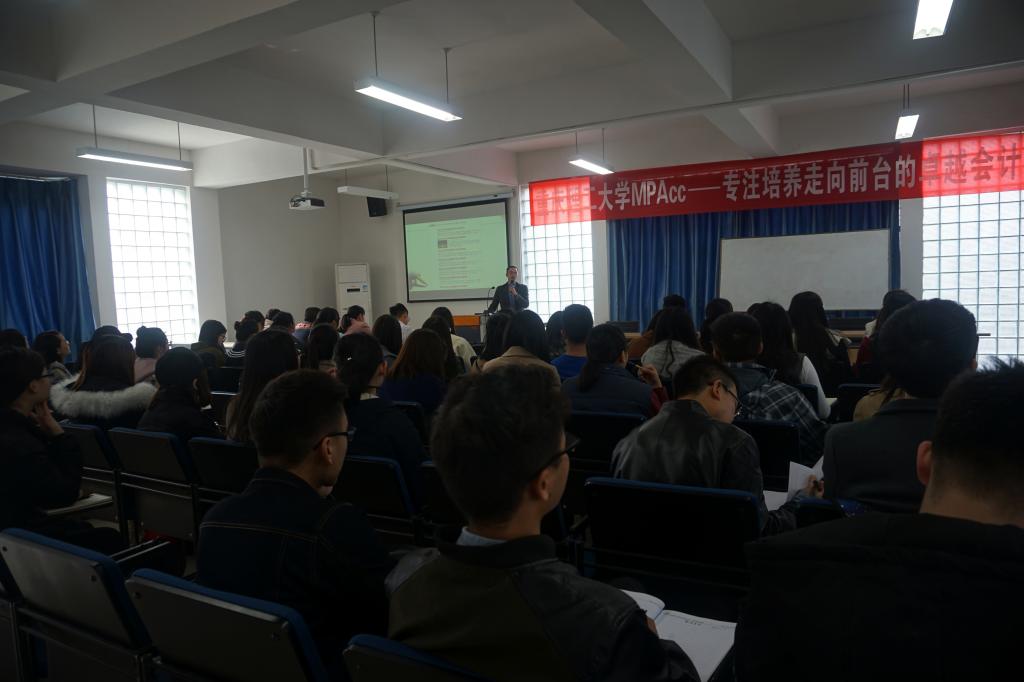 覃老师热情洋溢的讲解新闻宣传工作